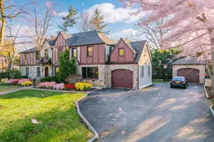 18 Robin Way, Great Neck, NY 11021 - Photo 3