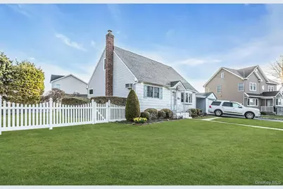 247 Knollwood Lane, Seaford, NY 11783 - Photo 3