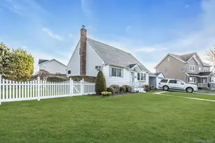 247 Knollwood Ln, Seaford, NY 11783 - Photo 3