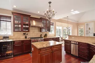 9 Stony Gate Oval, New Rochelle, NY 10804 - Photo 3