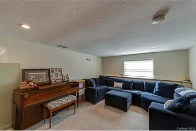 35 Circle Drive, Syosset, NY 11791 - Photo 11