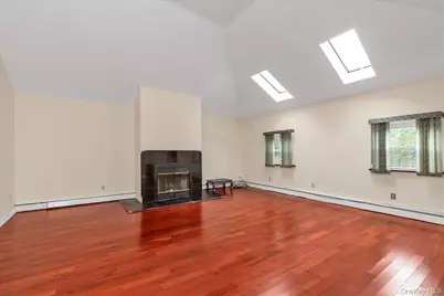 84 Horton Place, Syosset, NY 11791 - Photo 9