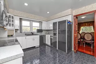 84 Horton Pl, Syosset, NY 11791 - Photo 11