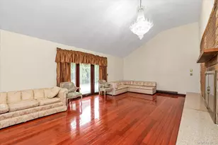 84 Horton Pl, Syosset, NY 11791 - Photo 5