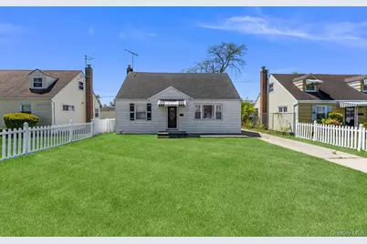 712 Park Avenue, Uniondale, NY 11553 - Photo 1