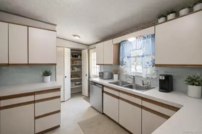 4 Mews Court, Holtsville, NY 11742 - Photo 7