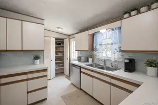 4 Mews Ct, Holtsville, NY 11742 - Photo 7