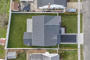 27 Grape Ln, Hicksville, NY 11801 - Photo 5