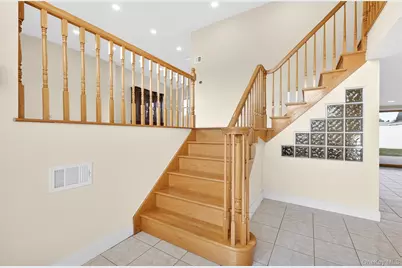 38 S Oaks Boulevard, Plainview, NY 11803 - Photo 3