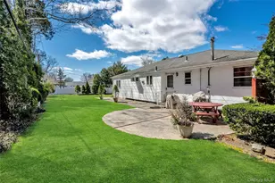 5 Vegas Ct, Plainview, NY 11803 - Photo 17