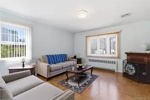 119 Woodoak Dr, Westbury, NY 11590 - Photo 9