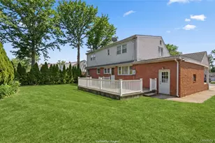 119 Woodoak Dr, Westbury, NY 11590 - Photo 3