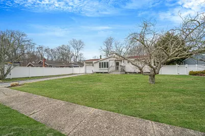 7 Betsy Drive, West Sayville, NY 11796 - Photo 3