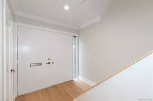 18 Acorn Ponds Dr, Roslyn, NY 11576 - Photo 3