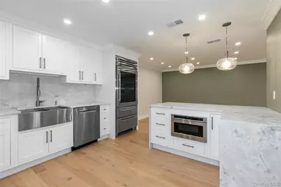 18 Acorn Ponds Drive, Roslyn, NY 11576 - Photo 5