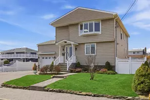 184 Inlet Dr, Lindenhurst, NY 11757 - Photo 3