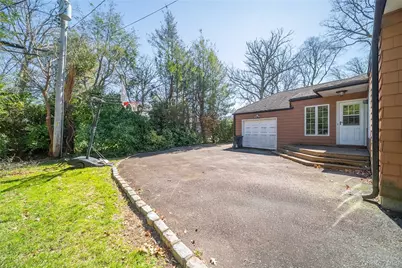 143 Round Hill Road, Roslyn Heights, NY 11577 - Photo 29