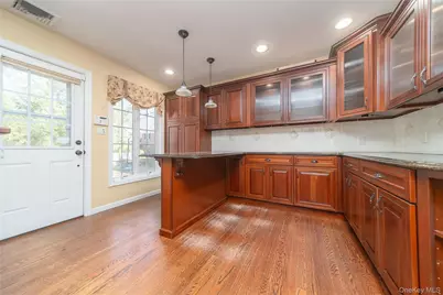 143 Round Hill Road, Roslyn Heights, NY 11577 - Photo 9