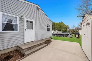 175 Shelby Ave, Holbrook, NY 11741 - Photo 23