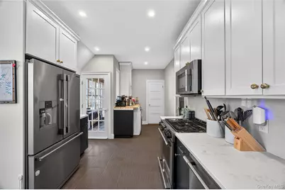 121 Morris Avenue, Rockville Centre, NY 11570 - Photo 21