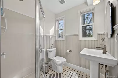 121 Morris Avenue, Rockville Centre, NY 11570 - Photo 25