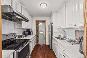 100 Memphis Ave, Floral Park, NY 11001 - Photo 11