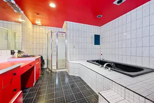 11 Valley View Rd, Great Neck, NY 11021 - Photo 11