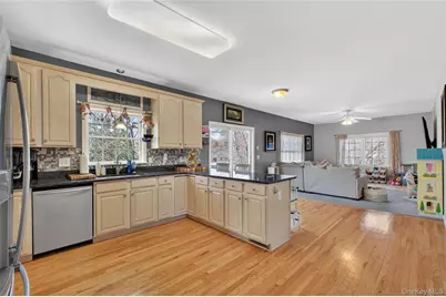 24 Coachlight Drive, Poughkeepsie, NY 12603 - Photo 9