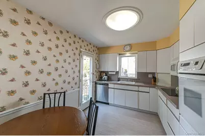 10 Wallace Drive, Plainview, NY 11803 - Photo 9