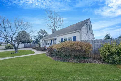 10 Clarence Street, Copiague, NY 11726 - Photo 3