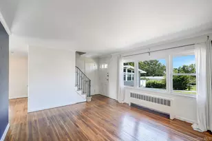 10 Clarence St, Copiague, NY 11726 - Photo 15