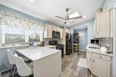 831 N Erie Avenue, Lindenhurst, NY 11757 - Photo 9