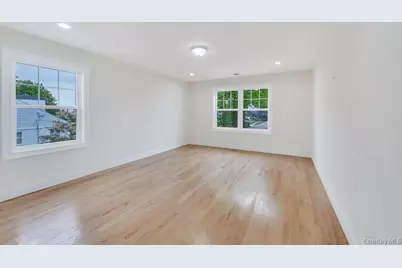85 West Avenue, Hicksville, NY 11801 - Photo 23