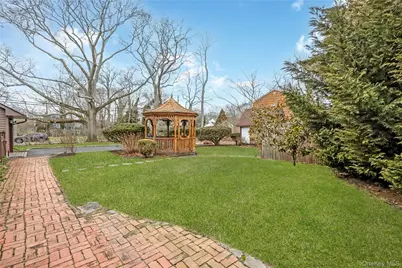 325 Middle Road, Blue Point, NY 11715 - Photo 29