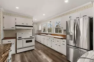 250 Secatogue Ln, West Islip, NY 11795 - Photo 3