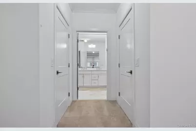 31201 Spruce Pond Circle, Plainview, NY 11803 - Photo 23