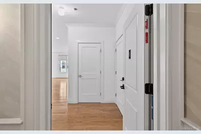 31201 Spruce Pond Circle, Plainview, NY 11803 - Photo 9