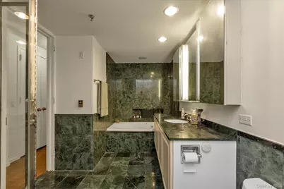 100 Hilton Avenue #M3, Garden City, NY 11530 - Photo 11