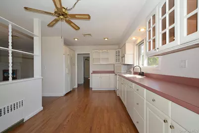 16 Hunter Place, Smithtown, NY 11787 - Photo 5