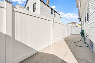 133-14 Hawtree Creek Rd, Ozone Park, NY 11420 - Photo 25