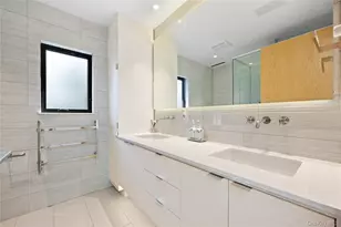 3 Hewlett Pl, Great Neck, NY 11024 - Photo 15