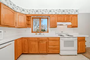 41 Peachtree Ln, Huntington Station, NY 11746 - Photo 13