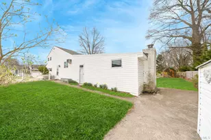 41 Peachtree Ln, Huntington Station, NY 11746 - Photo 3