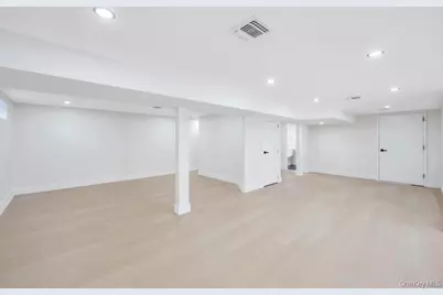 28 S Elm Street, Hicksville, NY 11801 - Photo 33