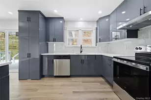 9 Harmony Ln, Glen Cove, NY 11542 - Photo 7