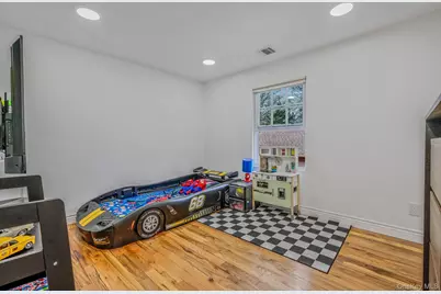 28 Vanderbilt Avenue, Babylon, NY 11702 - Photo 19