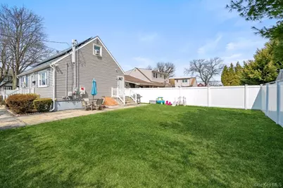 290 38 Th Street, Lindenhurst, NY 11757 - Photo 21
