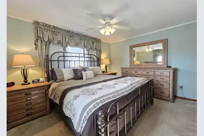 180 Carroll Avenue, Ronkonkoma, NY 11779 - Photo 17