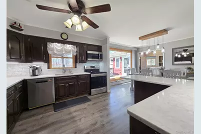 180 Carroll Avenue, Ronkonkoma, NY 11779 - Photo 3