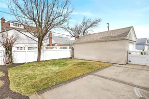 1019 Whittier Ave, New Hyde Park, NY 11040 - Photo 25